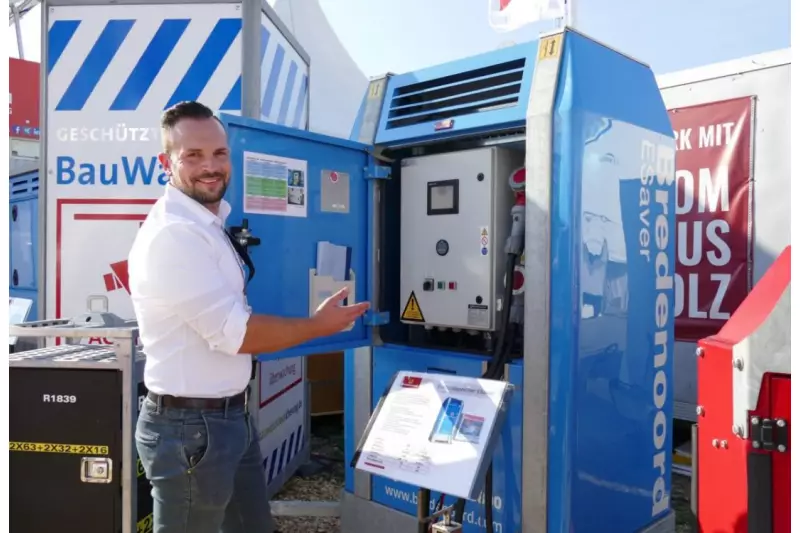 Der ESaver im Kühlschrankformat konserviert elektrische Energie. Benno Bietz, Marketing Verantwortlicher Deutschland bei Bredenoord, präsentierte uns u. a. den kompakten 15 kVA Batteriespeicher, der Strom für einen ganzen Arbeitstag liefern kann, ideal z. B. für Bauwagen oder auch Überwachungssysteme.