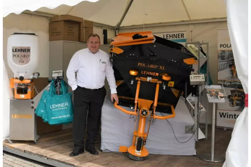 Lehner ist Spezialist für 12-Volt-Streutechnik. Vertriebsleiter Thomas Renz hatte als Highlight den Polaro XL am Messestand, der bis zu 550 l Streugut fasst. Diese Salzmenge reicht für ca. 36.000 m².