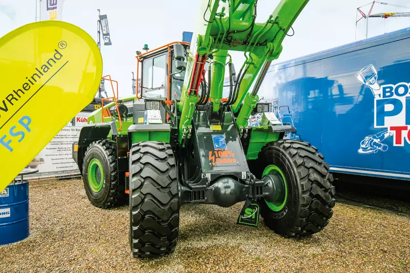 Neben Sany und XCMG war LiuGong als dritter großer chinesischer Hersteller auf der NordBau mit seinen Maschinen vertreten. Blickfänge waren u. a. der 926F Kettenbagger, ein 9018F Minibagger mit Indeco-Hammer und natürlich der große Grüne: der vollelektrische Radlader 856HE mit 8–10 Stunden Laufzeit. Quelle: Treffpunkt.Bau