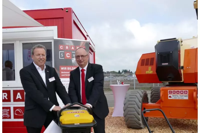 Frank Gless (l.), Head of Rental Cramo, und Peter Möllmann, District Manager Nord Cramo, packen gemeinsam an. Arbeitssicherheit durch Schulung und emissionsfreie E-Maschinen waren die großen Themen am Messestand des Vermieters.