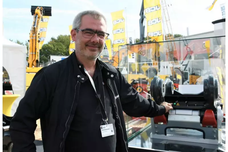 Ein Fingerzeig, der Leben retten kann. Christian Rampp, Entwicklung/Vertrieb Oilquick, weist auf die mechanische Verriegelungsanzeige, mit der alle aktuellen Oilquick Schnellwechsler ausgestattet sind. Anders als elektronische Anzeigen funktioniert das mechanische System laut Hersteller absolut zuverlässig und fehlerfrei.