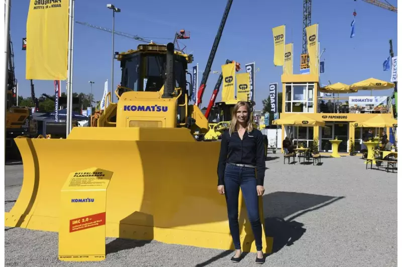 Neuer Schub für die digitale Baustelle. Ronja Berg, Customer Relations Komatsu, zeigte uns u. a. die 23-t-
Planierraupe D71PXi-24, die mit der neuen intelligenten Maschinensteuerung iMC 2.0 ausgestattet ist.
Quelle: Treffpunkt.Bau