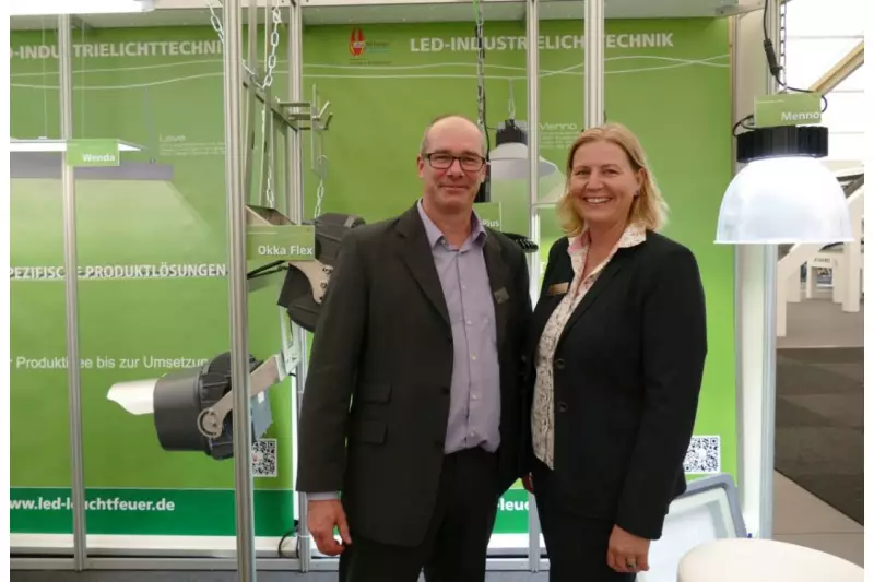 Fühlten sich (fast) wie zu Hause auf der Nordbau. Melanie Lehner-Hilmer, Geschäftsleitung Lehner Dabitros, und Olaf Pekruhl, Vertrieb, hatten nur wenige Kilometer Anreise und die starken LED-Lampen der Marke Leuchtfeuer im Gepäck.