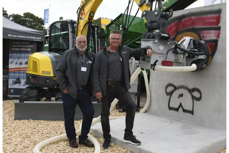 Die Saubermänner von Schwamborn. Thomas
Bode (l.), Anwendungstechnik, und Siegmund
Griesheimer, Teamleiter Vertrieb, zeigen die Wandund
Deckenschleifmaschine, die es nun auch für
Bagger gibt. Quelle: Treffpunkt.Bau