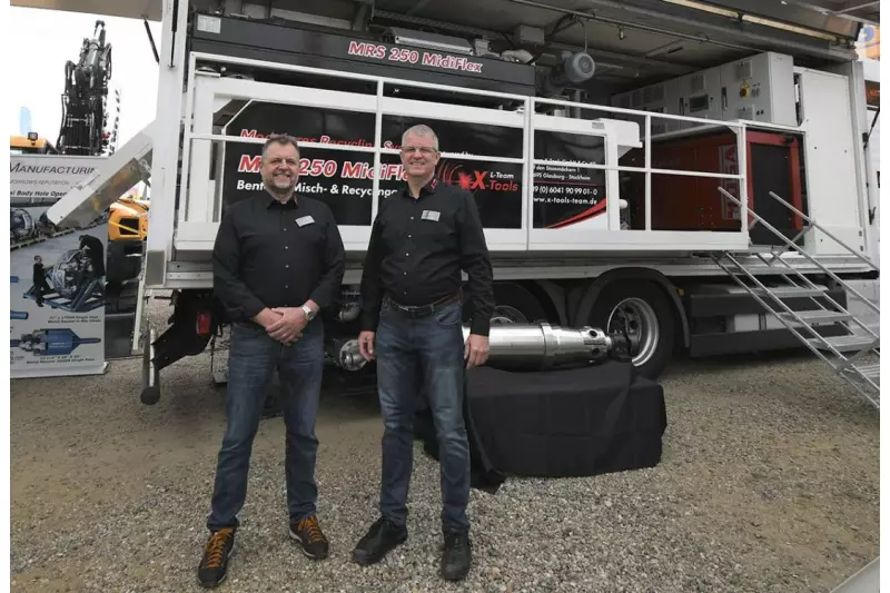 Torsten Mickel (l.) und Horst Laubach, Geschäftsführer von L-Team X-Tools, informierten über ihre All-in-one-Lösung MRS 250 Midiflex, eine modulare Recycling- und Bentonitmischanlage verbaut in einem Lkw. Quelle: Treffpunkt.Bau