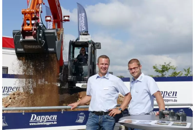 Dappen – clever baggern. Hier ist der Firmenname Programm. Die Brüder Oliver (l.) und Dennis Dappen zeigten zusammen mit ihrem Messeteam u. a., wie effektiv die Siebschaufel „Dasie” arbeitet.