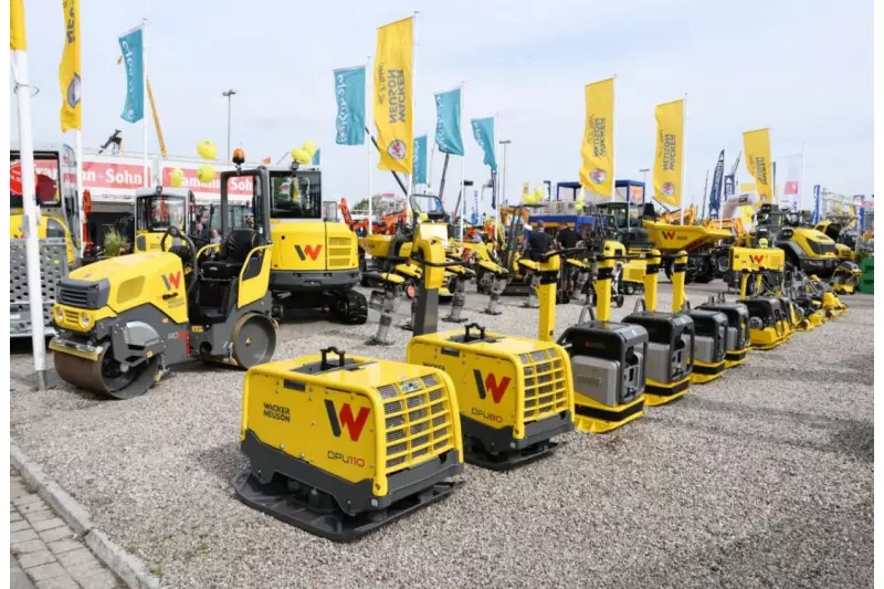 Wacker Neuson trumpft traditionell auf mit einem riesigem Maschinenaufgebot. Im Mittelpunkt der Präsentation auf der NordBau standen die zero emission Lösungen und die Dual View Raddumper.