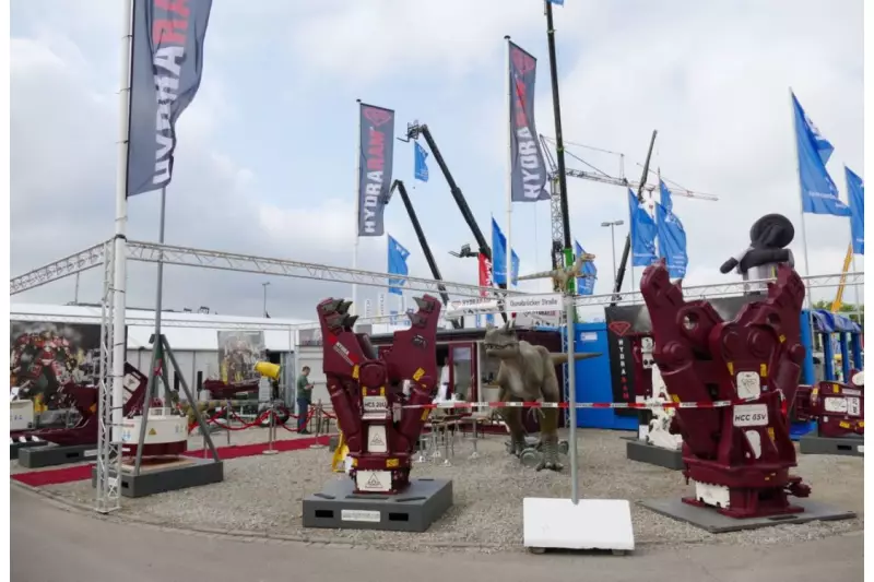 Die wollen nicht spielen, sondern mit Urgewalt durch Stahl und Beton beißen. Hydraram, der Spezialist für Anbaugeräte für den Einsatz in Abbruch-, Recycling-und Forstwirtschaft, zeigte seine riesigen Werkzeuge.