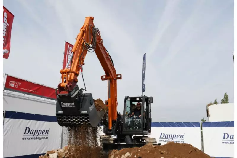 Sieblöffel, Brecherlöffel, hydraulische Backenbrecher sowie Adapterplatten umfasst das Produktportfolio von Dappen. Während der Live-Vorführungen konnten sich die Messebesucher von der Leistungsfähigkeit der Maschinen überzeugen.