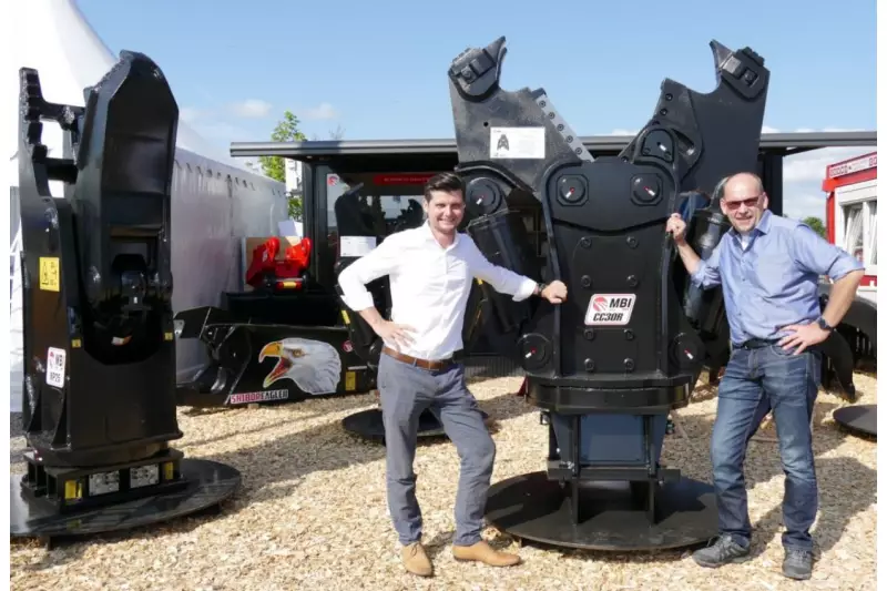 Ausverkauft war MBI bereits am ersten Messetag. Thomas Fischer (l.), Geschäftsführer MBI Deutschland, und Johann Paulus, Geschäftsführer Hydraulik-Paule (MBI Vertriebspartner), verabschieden den brandneuen Combi Cutter CC30R, der gleich nach der Nordbau zum Kunden ging.