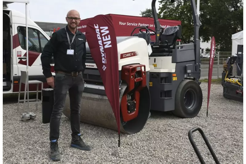 Hingucker am Stand von Dynapac war die neue
Kombi-Walze CC1400C VI mit einem Einsatzgewicht
von 3.900 kg und 1.380 mm Verdichtungsbreite.
Sascha Herks lieferte die fachkundige
Beratung. Quelle: Treffpunkt.Bau