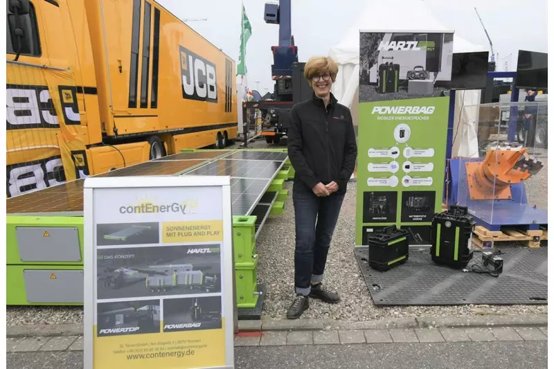 Powertop nennt sich die mobile, robuste und einfach aufsetzbare Solaranlage für Container von Contenergy, einer Marke von SL Tecno. Vom Ansturm auf die Neuheit überwältigt war Geschäftsführerin Claudia Busch. Quelle: Treffpunkt.Bau