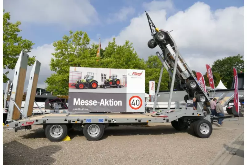 Start frei für starke Messeangebote hieß es am Stand des Trailer-Herstellers Fliegl. Stets auf dem Boden und für alle Belange ansprechbar blieb das kompetente Messeteam.
