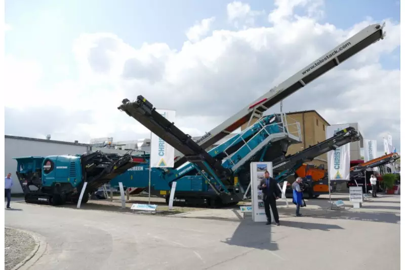 Großes Gerät in zentraler Lage. Christophel, seit Mitte der 80er Jahre Spezialist für Aufberei-tungstechnik, zeigte bewährte Anlagentechnik und zukunftsorientierte Entwicklungen für die Bereiche Sieben, Brechen, Sichten und Halden.