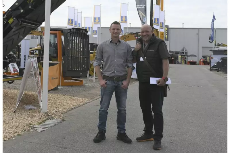 Dennis Müllbach (l.) ist
neuer Vertriebspartner
von SBM in Nord- und
Ostdeutschland. Auf
der NordBau knüpfte
er neue Kontakte. Hier
mit Manfred Zwick,
Geschäftsführer MZ
Mediaverlag.
Quelle: Treffpunkt.Bau