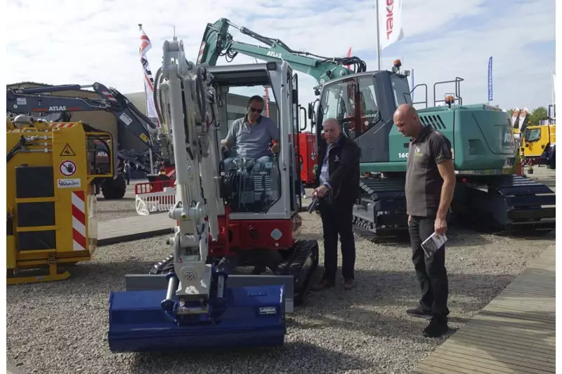 Viel gefragt sind die kompakten Bagger von
Takeuchi. Herr Claus (Mitte) von der Firma Wilhelm
Schäfer GmbH im Gespräch mit einem ortansässigen
GaLaBau-Unternehmer. Quelle: Treffpunkt.Bau