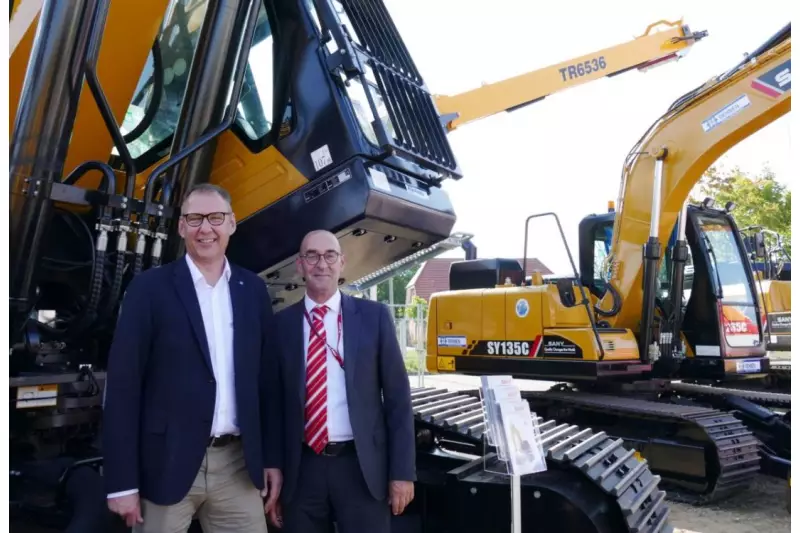 In sieben Jahren in die Spitzengruppe. Jens Feimann (l.), Vertriebsleiter Maschinenbau Rehnen, und Theo van Horck, Area Sales Manager Sany Europe, wollen mit Sany bis 2025 unter die Top-Baggerhersteller in Deutschland.