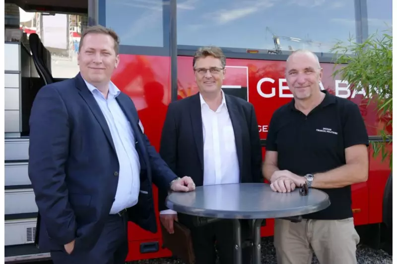 Hier geht's ums Geld – meistens jedenfalls. V.l.: André Rolfes, Leiter des Kompetenzcenters Bau der GEFA Bank, Heiko Stelter, Leiter Region West GEFA Bank, und Fritz Pinhammer, Leiter Absatzfinanzierung DFS Doosan Bobcat.