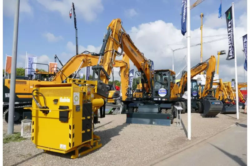 Großes Aufgebot an Hyundai Baggern am Stand von Wienäber Baumaschinen. Besonderer Blickfang: der Mobilbagger HW 160 mit Saugbaggeranbaugerät.