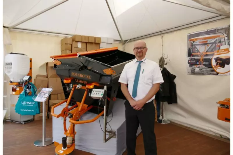 Der Winter kommt bestimmt – auch hierzulande. Oliver Schmidt, Vertrieb Lehner Agrar, demonstrierte die Vorteile der 12-V-Streutechnik unter anderem am Beispiel des Polaro XL, den es in zwei Größen mit 380 l oder 550 l Fassungsvermögen gibt.