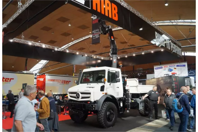 Unter anderem an einem Mercedes-Benz Unimog zeigte Hiab seine breite Range an Ladekranen, Abroll- und Absetzkippern, Holzlade- und Recyclingkranen.