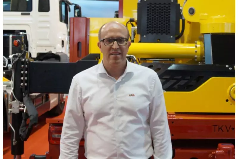 „Mit unserem neuen City Abroller mit Kran sind expandierende Gemeinden für steigende Anforderungen bestens gerüstet“, so Patrick Spitznagel, Geschäftsführer Hyva Germany GmbH. Der Hakenlift ermöglicht ein flexibles Arbeiten durch verschiedene Container und Plateaus.