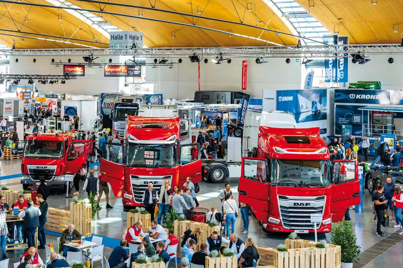 Die NUFAM 2025 bestätigte mit 430 Ausstellenden, 24.000 Besuchenden und einem vielfältigen Rahmenprogramm ihre Bedeutung als zentrale Plattform der europäischen Nutzfahrzeugbranche. Im Fokus standen alternative Antriebe wie E-Fahrzeuge und Wasserstoffmotoren sowie praxisnahe Lösungen für Kommunen und Fuhrparks. Quelle: Jürgen Rösner/Messe Karlsruhe