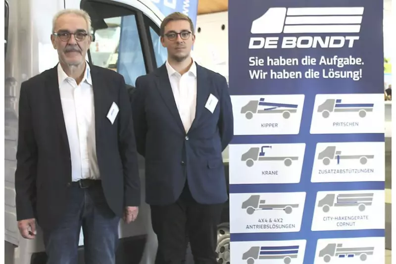 Jörg De Bondt (l.) und Lucas De Bondt präsentierten auf der NUFAM erstmals ihren neuen, selbst entwickelten Alukipper. Quelle: Treffpunkt.Bau