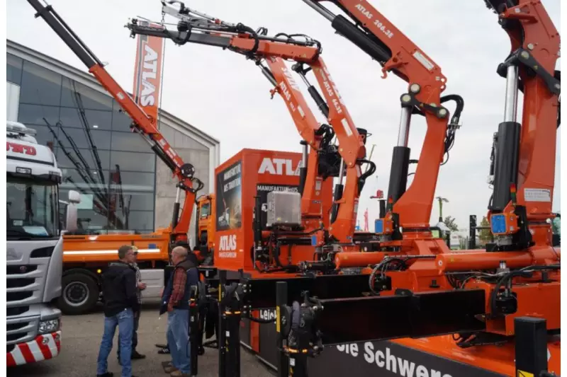 Auch die Atlas-Krane streckten ihre kräftigen Arme in den Karlsruher Himmel und bildeten die Manege für zahlreiche Fachgespräche.