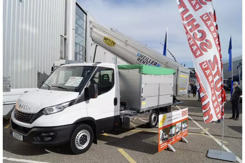 Clever kombiniert. Schutz Fahrzeugbau zeigte einen GaLaBau-Kipper mit Laubsauger und Schutz-Toolbox. Quelle: Treffpunkt.Bau