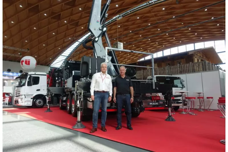 Wolfgang Feldmann (l.), Geschäftsführer Fassi Deutschland, und Reiner Reichert, Geschäftsführer Reichert Servicecenter, vor dem Fassi Ladekran F820.