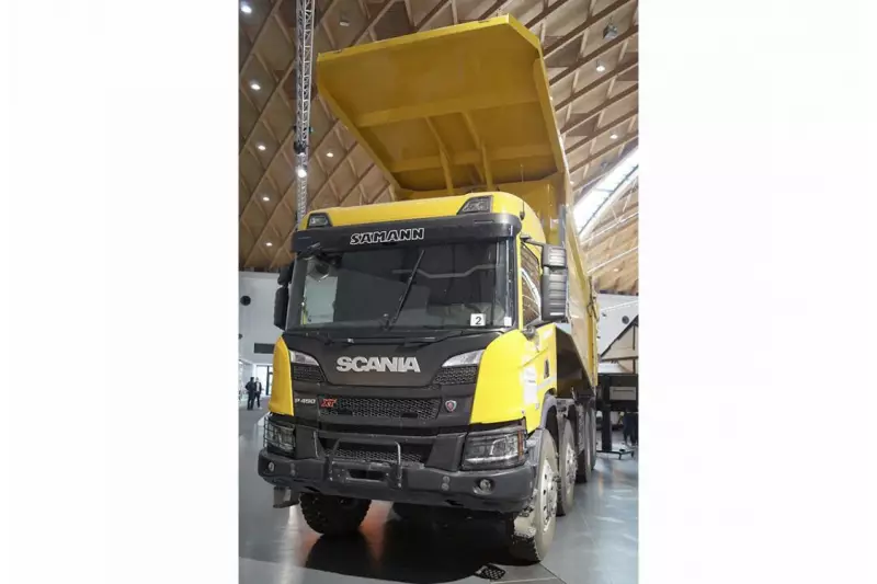 Kraftstrotzende Kombination. Der Scania P 450 8x8 mit KH-Kipper präsentierte sich im robusten XT-Trimm. Quelle: Treffpunkt.Bau