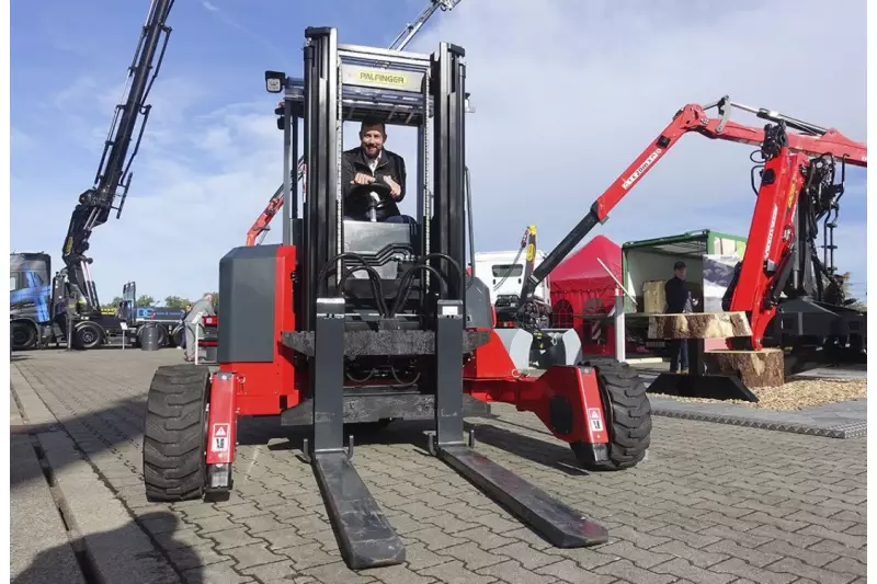 Palfinger kann nicht nur hoch hinaus, sondern leistet auch am Boden Großartiges. Martin Vordermayer, Leitung Marketing, demonstriert die Wendigkeit des Mitnahmestaplers. Quelle: Treffpunkt.Bau