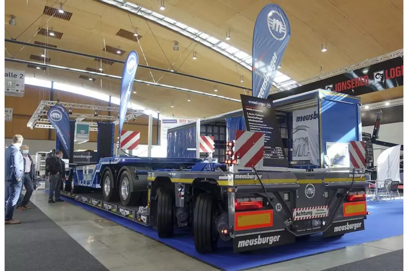 Flexibel bleiben gelingt mit dem teleskopierbaren 2-Achs-Tiefbett-Sattelauflieger von Meusburger besonders gut. Zwischen 6.900 mm und 12.500 mm misst das Tiefbett. Quelle: Treffpunkt.Bau