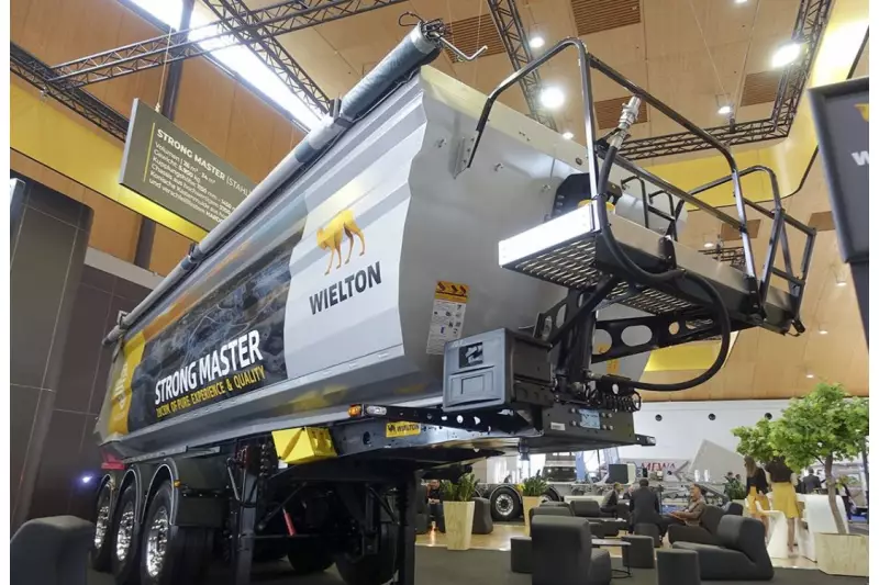 Wielton zählt sich europaweit zu den drei größten Herstellern von Anhängern, Aufliegern und Aufbauten. Bei Strong Master-Kippern sind die Mulden komplett aus Hardox 450 gefertigt. Quelle: Treffpunkt.Bau