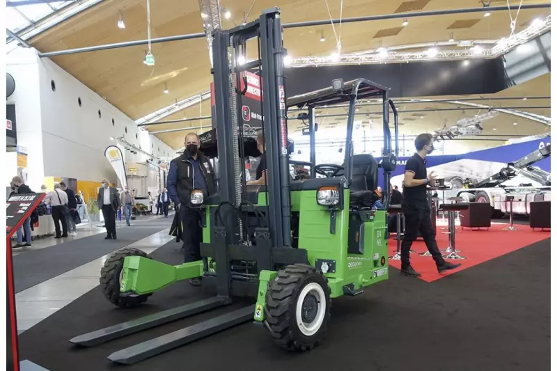 Eine Weltneuheit ist der Moffett E4 25.3 NX, der laut Hersteller erste vollelektrische 4-Wege-Mitnahmestapler. Geladen wird über das Lkw-Bordnetz oder 230 V. Quelle: Treffpunkt.Bau