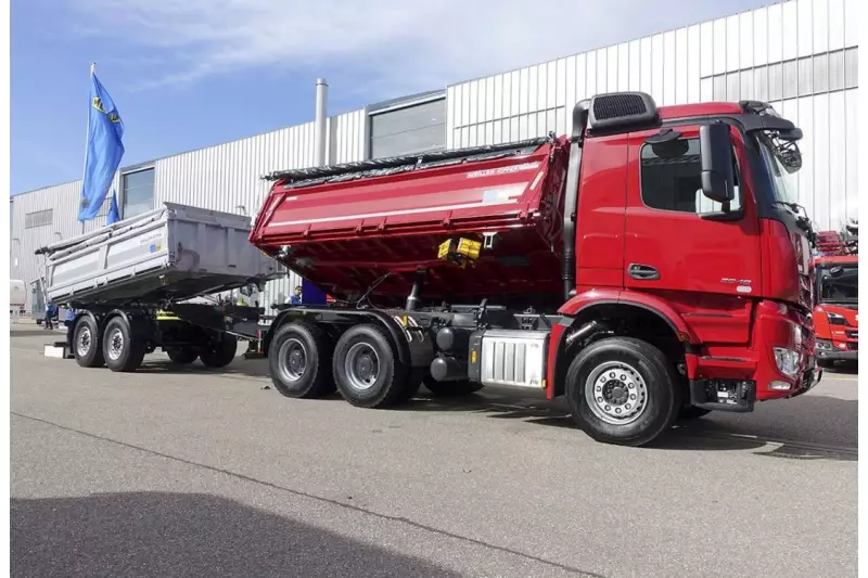 Da schaut jeder Bauprofi hin. In Eyecatcher-Rot präsentierte Meiller ein gewinnversprechendes  Gespann aus Dreiseitenkipper (auf Arocs-Basis) und vielseitigem Zentralachsanhänger. Quelle: Treffpunkt.Bau