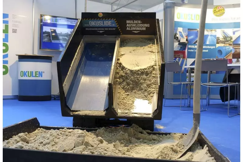 Deutlich geringere Anhaftung klebriger Schüttgüter und nahezu kein Anfrieren verspricht die Auskleidung mit Okuslide. Auch die Standzeit soll sich erheblich verbessern. Quelle: Treffpunkt.Bau