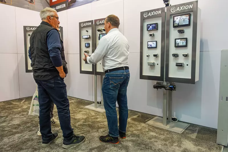 An ihrem Stand präsentierte die Axion AG ihr Angebot an Kamera- und Assistenzsystemen und erläuterte deren Funktionsweise. Die Technik überzeugt beispielsweise durch eine robuste Bauweise sowie eine KI-basierte Erkennung von Personen im Gefahrenbereich. Quelle: Treffpunkt.Bau