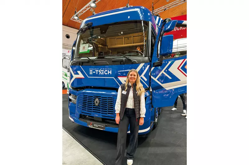 Kim-Maylin Kühn, Pressesprecherin von Renault Trucks, vor dem E-Tech T. Mit seinem vollelektrischen Optidriver-Getriebe und der Schnelllade-Batterie bekommt er eine beeindruckende Reichweite von bis zu 500 km – und das völlig emissionsfrei. Quelle: Treffpunkt.Bau