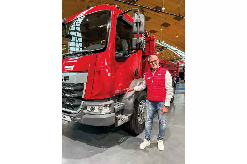 Da genügt ein Fingerzeig: Marc Deckenbrock, Public Relations & Presse Manager bei DAF-Trucks, vor dem DAF XBC. Der für den Baustelleneinsatz entwickelte 18-Tonner überzeugt mit erhöhter Kabine, großer Bodenfreiheit, robustem Stahlstoßfänger und Kühlerschutz. Quelle: Treffpunkt.Bau