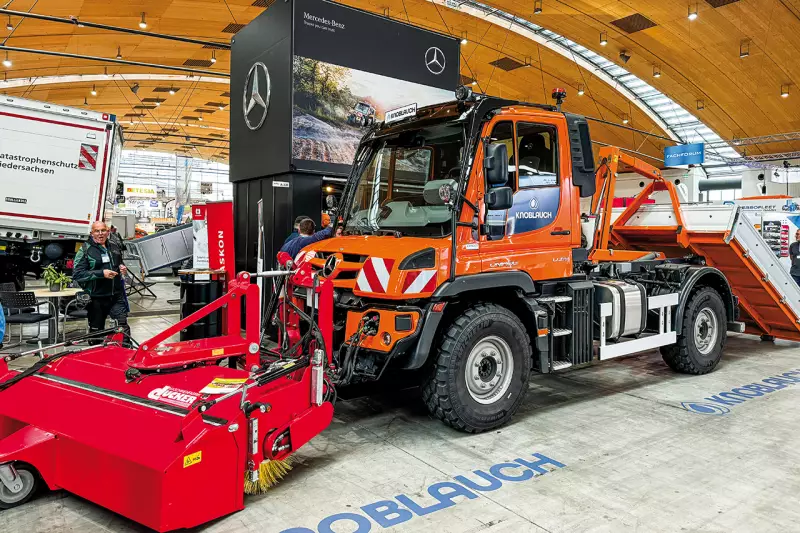 Im kommunalen Einsatz überzeugt der Unimog mit standardisierten hydraulischen, mechanischen und elektrischen Schnittstellen. Mehrere Anbaupunkte und Befestigungselemente an Rahmen, Seiten und Heck ermöglichen den schnellen Wechsel von Geräten. Quelle: Treffpunkt.Bau