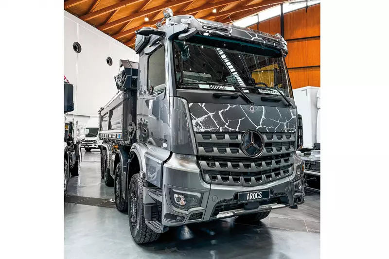 Auf 100 Exemplare limitiert: Mercedes-Benz brachte den Arocs Extent mit nach Karlsruhe. Er kombiniert ein exklusives Dark-Chrome-Design mit hochwertigen Ausstattungsdetails, leistungsstarken Euro-VI-Motoren und dem neuen Multimedia Cockpit Interactive 2. Quelle: Treffpunkt.Bau