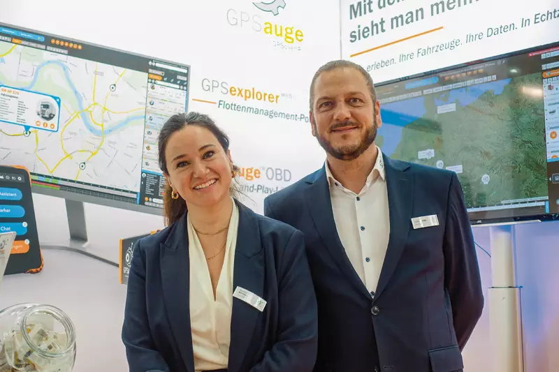 Kundenbetreuung und Vertrieb Seite an Seite: Kerstin M. Kirchner und Oliver Gropp präsentierten in Karlsruhe das GPSauge, ein Telematiksystem, das Fahrzeug- und Positionsdaten sicher und in Echtzeit über das firmeneigene GPSover-IP-Protokoll überträgt. Quelle: Treffpunkt.Bau