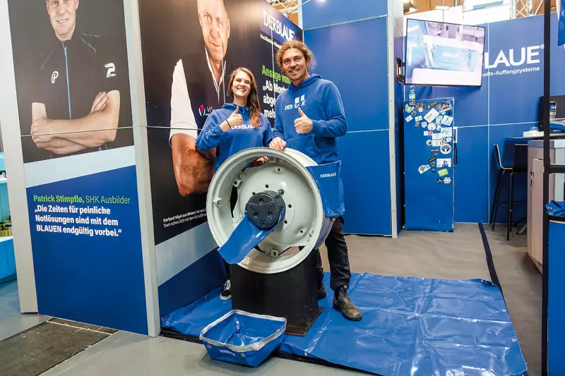 Daumen hoch vom Team der Firma „DERBLAUE“. Das Allgäuer Start-up entwickelt hochflexible Systeme zur kontrollierten Ableitung und Aufnahme von Flüssigkeiten, auch in engen oder schwer zugänglichen Bereichen, und exportiert diese in mehr als 20 Länder. Quelle: Treffpunkt.Bau