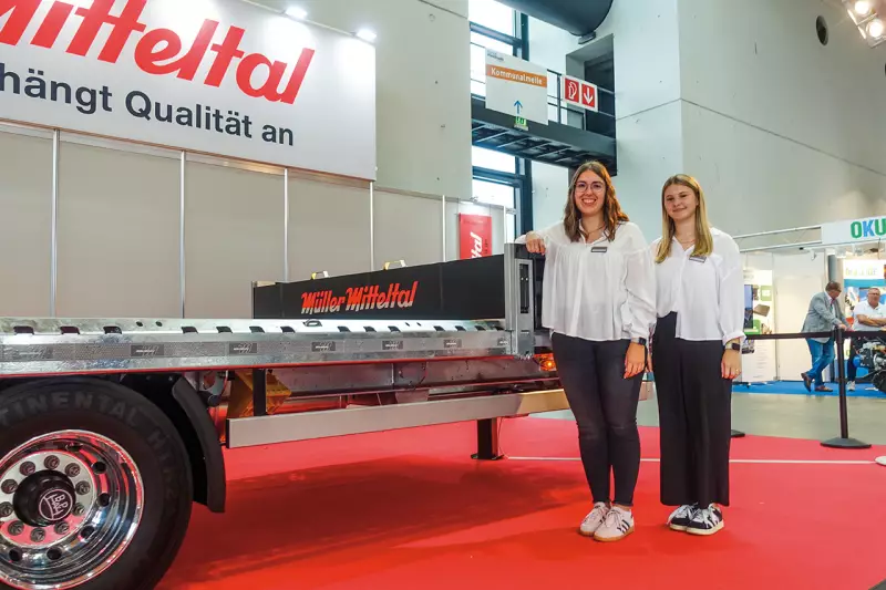 Eine NUFAM ohne Müller Mitteltal ist nur schwer vorstellbar. An unserem Besuchstag bildeten (v. l.) Lea Sopie Behm und Amy Barig das Standteam. Der Hersteller hat 2025 u. a. seine MasterLine-Reihe durch neue 3- und 4-Achstiefladeanhänger mit Radmulden erweitert. Quelle: Treffpunkt.Bau