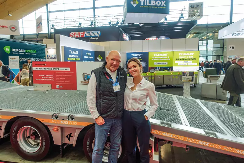 Manfred Zwick, Geschäftsführer des MZ Mediaverlags, und Anne Faymonville, Communications Team Lead der Faymonville Group, vor dem Semi-Tieflader „MultiMAX Plus“. Das Modell besticht durch seine gewichtsoptimierte Bauweise und hohe Punktbelastbarkeit. Quelle: Treffpunkt.Bau