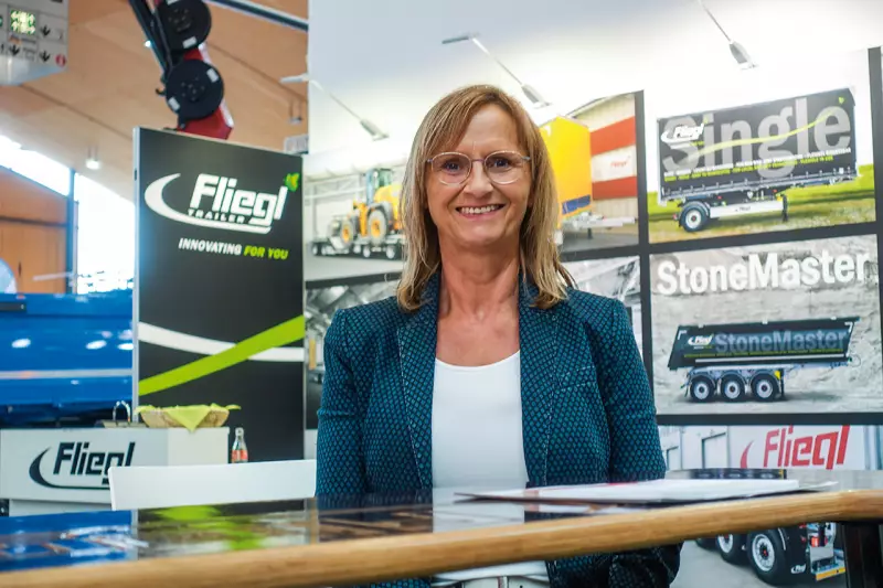 Fliegl verzichtete in diesem Jahr erstmals auf Fahrzeugexponate und setzte stattdessen auf einen reinen Informationsstand, an dem Geschäftsführerin Margit Fliegl den Fachbesucherinnen und Fachbesuchern aktuelle Entwicklungen und Neuheiten vorstellte. Quelle: Treffpunkt.Bau