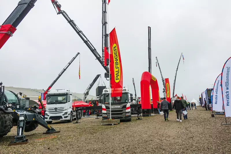 Schlechtes Wetter, aber gute Stimmung: Palfinger zeigte auf der NUFAM 2025 ein breites Spektrum an Fahrzeugkonzepten, die speziell auf branchenspezifische Anforderungen zugeschnitten sind. Mit im Gepäck hatte der Hersteller beispielsweise drei Krane aus seiner TEC-Reihe. Quelle: Treffpunkt.Bau