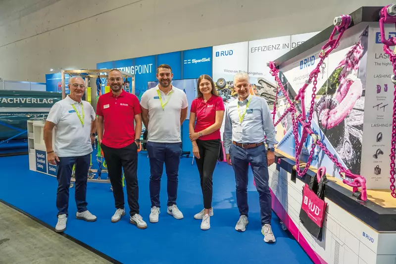 Zwei Marken, ein Ziel: RUD und SpanSet traten auf der NUFAM 2025 erneut als Partner auf und zeigten Lösungen für mehr Sicherheit im Transportwesen. Dabei standen u. a. die Ladungssicherungskonzepte und der Einsatz bei winterlichen Bedingungen im Mittelpunkt. Quelle: Treffpunkt.Bau